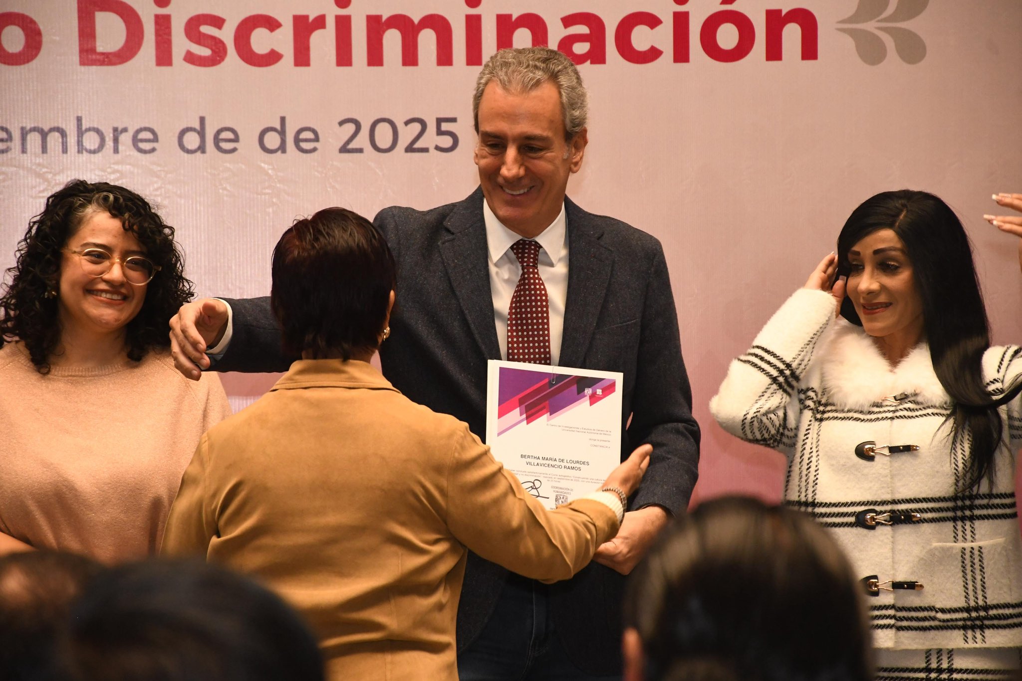 Pepe Chedraui dando constancias