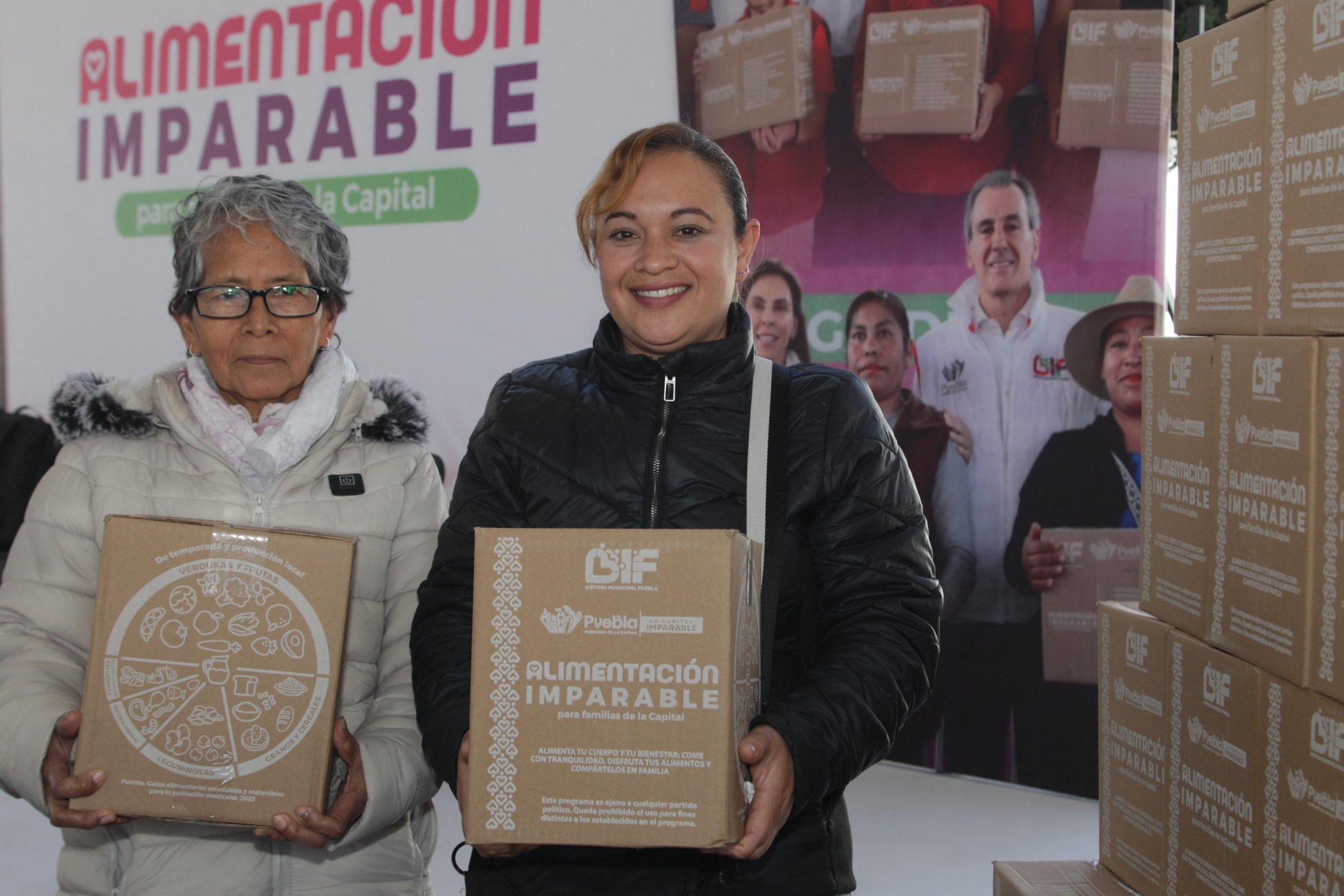 Pepe Chedraui entrega casi 4 mil despensas a familias de Xilotzingo