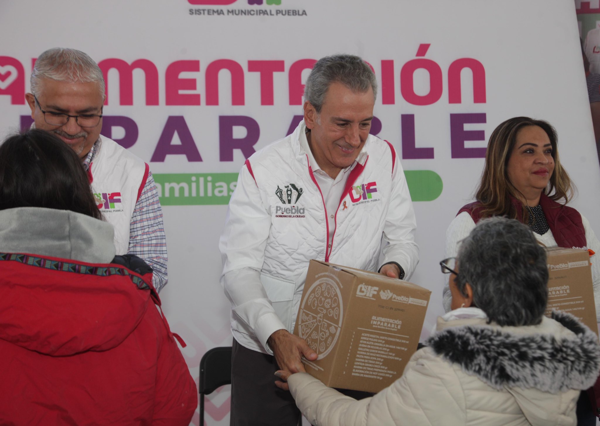 Pepe Chedraui entrega casi 4 mil despensas a familias de Xilotzingo