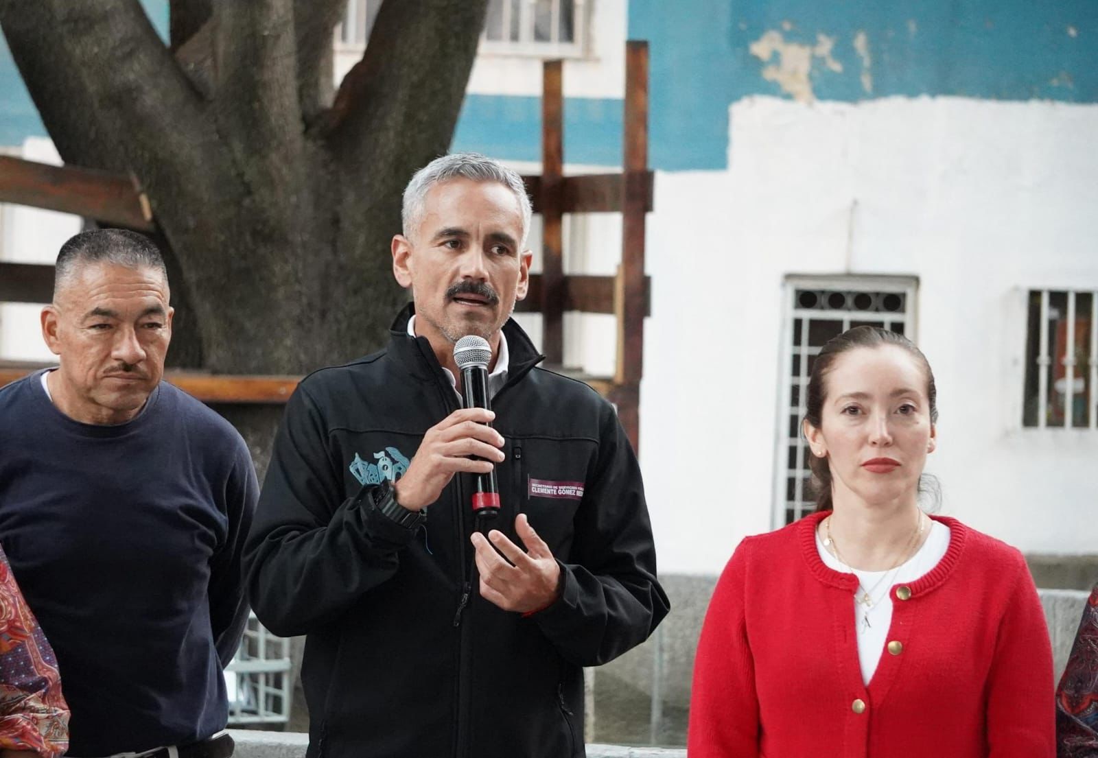 Pepe Chedraui da mantenimiento a fuente del Parque del Barrio de Xanenetla