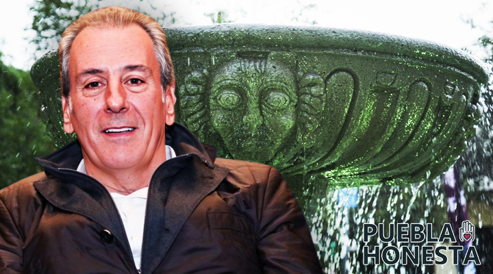 Pepe Chedraui da mantenimiento a fuente en el Parque de Santiago