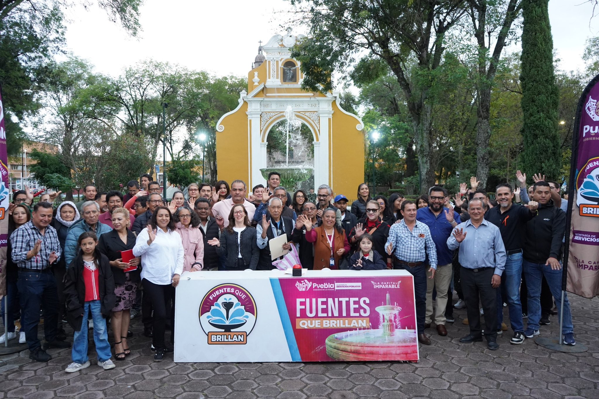 Pepe Chedraui da mantenimiento a fuente en el Parque de Santiago