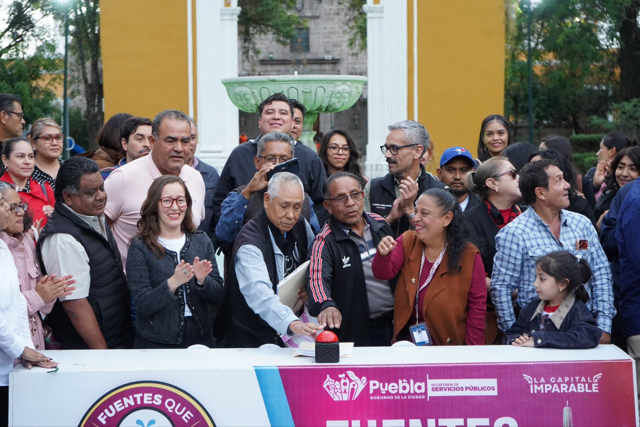 Pepe Chedraui da mantenimiento a fuente en el Parque de Santiago