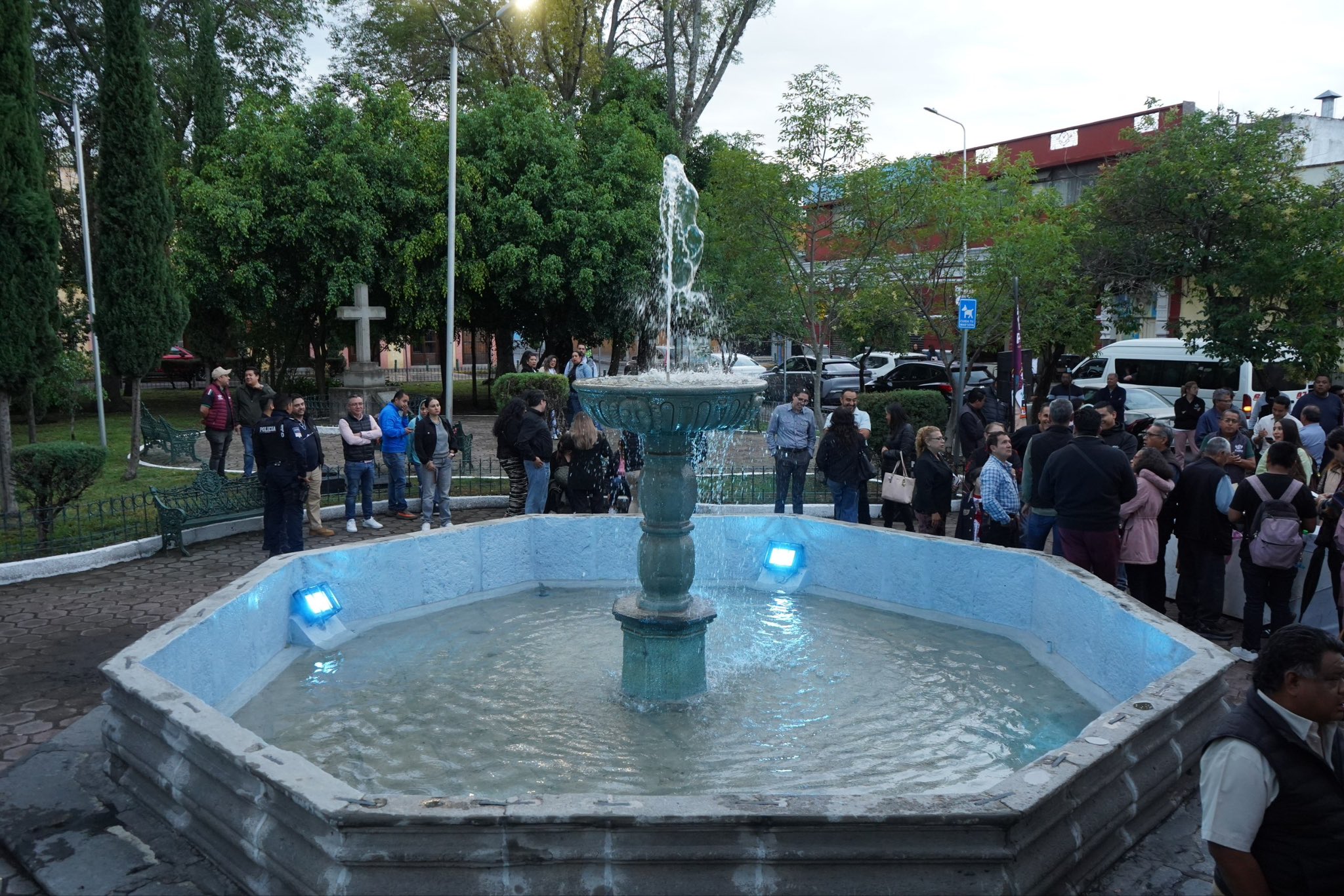 Pepe Chedraui da mantenimiento a fuente en el Parque de Santiago