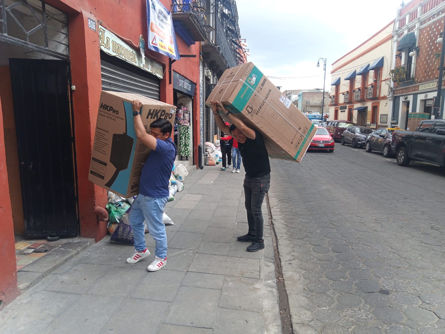 Pepe Chedraui continúa entrega de apoyos a damnificados por lluvias