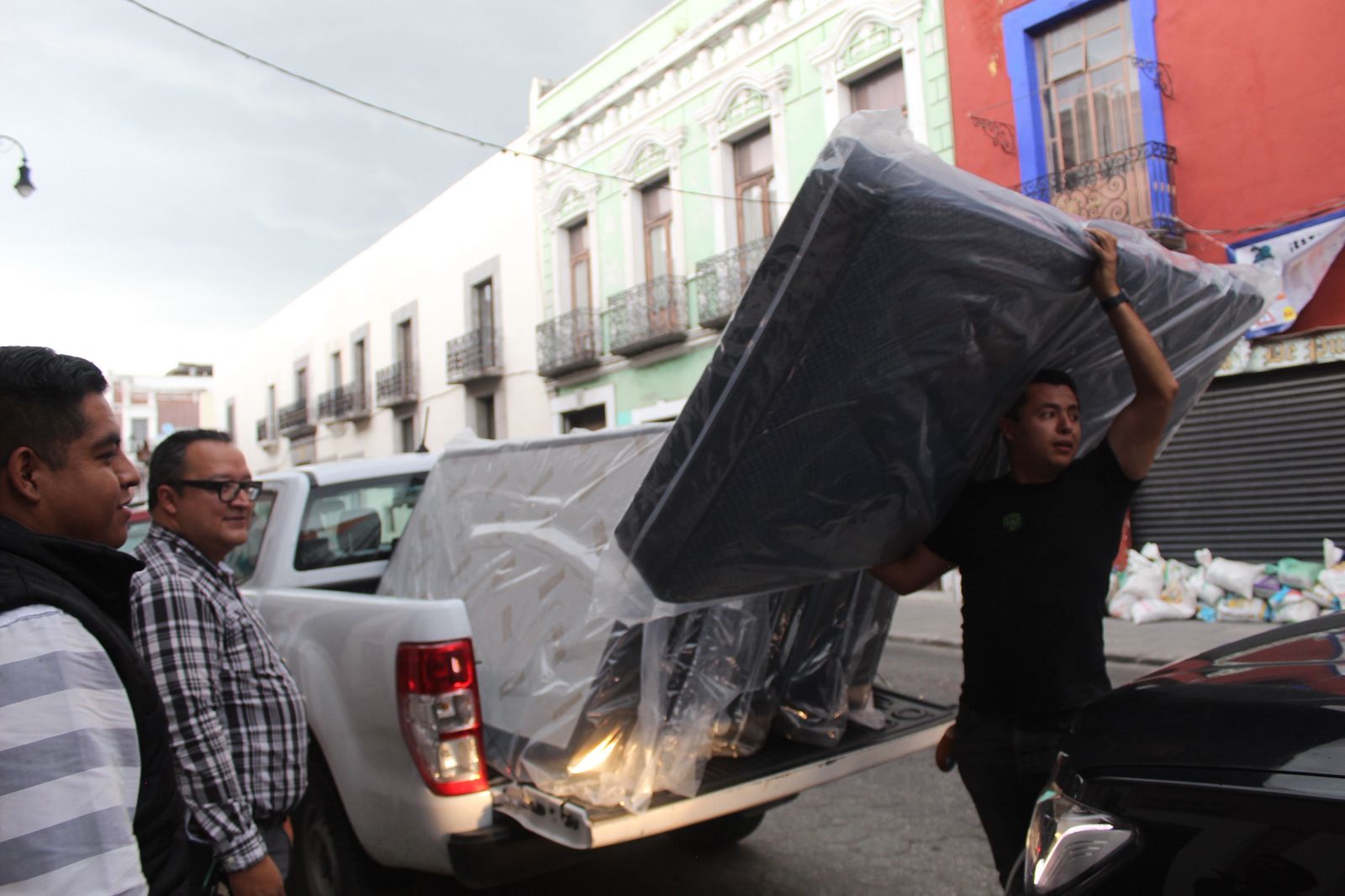 Pepe Chedraui continúa entrega de apoyos a damnificados por lluvias